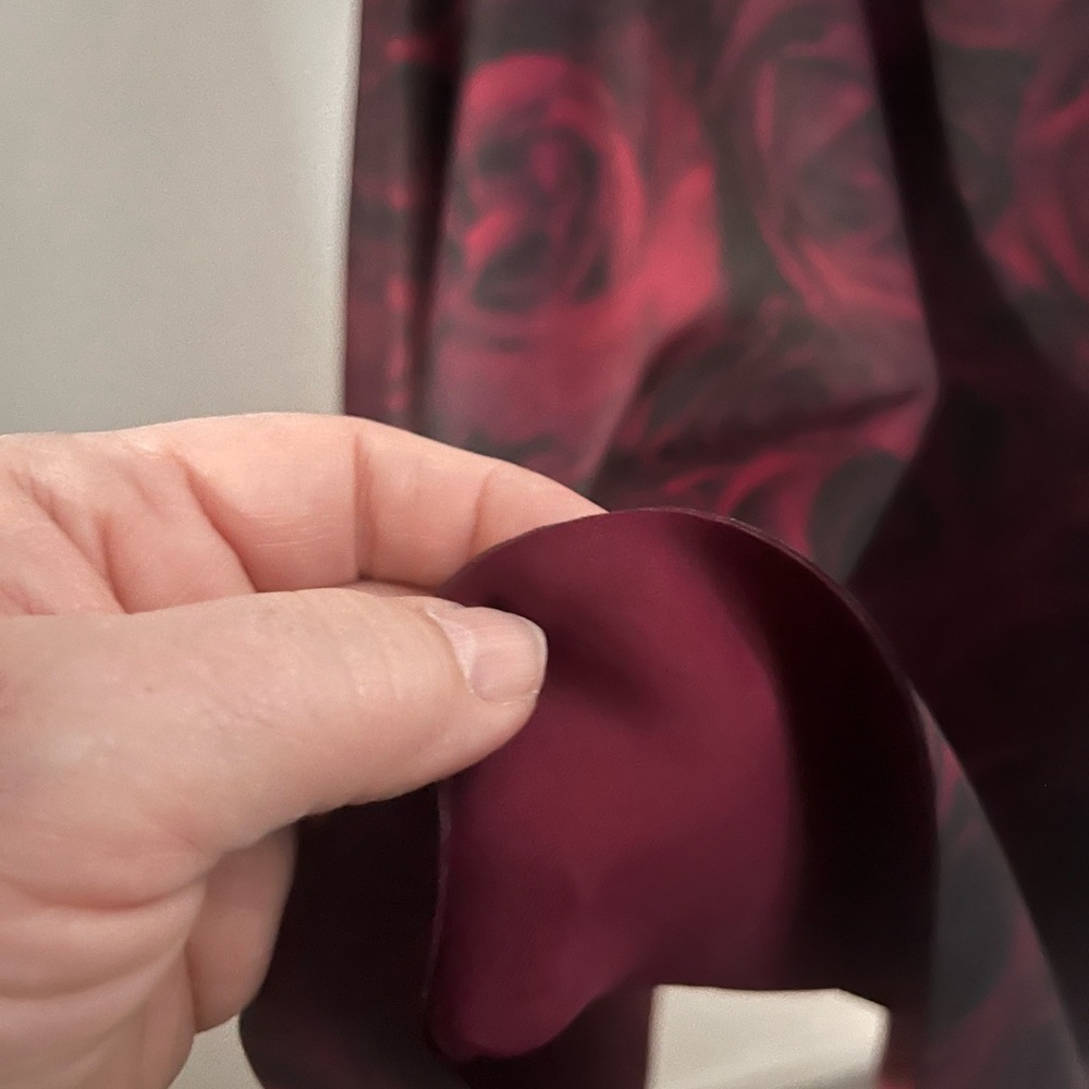 RW&CO. Spécial Édition ELLE Wine and Black Rose-Print High-Low Fit & Flare Dress - Picture 7 of 16
